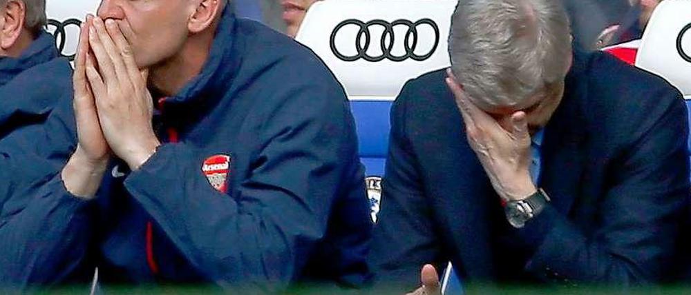 Einfach nicht hinsehen: Arsène Wenger während des 0:6-Debakels beim FC Chelsea, und auch Lukas Podolski (M.) kneift schon die Augen zu.