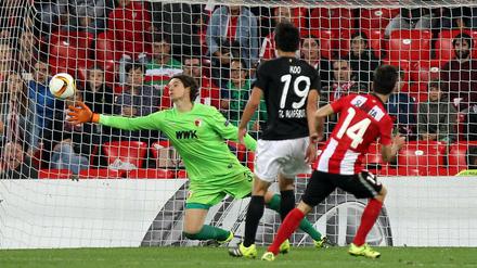 Augsburgs Torhüter Marwin Hitz kann auch den Treffer zum 1:3 in Bilbao nicht verhindern.