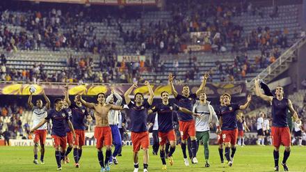 Jubelnd ziehen die Spieler von Atlético Madrid nach dem 1:0-Sieg gegen Valencia über das Spielfeld.