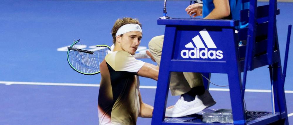 Alexander Zverev schlägt mit seinem Tennisschläger auf den Schiedsrichterstuhl ein.