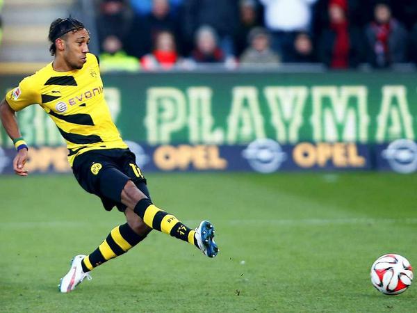Eingeschoben: Pierre-Emerick Aubameyang trifft zum 3:0 für Dortmund in Freiburg.