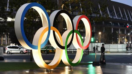 Eine Installation vor dem neuen Nationalstadion in Tokio, dem Hauptschauplatz der Olympischen und Paralympischen Spiele, zeigt die Olympischen Ringe. Das Internationale Olympische Komitee berät laut Medienberichten mit der Weltgesundheitsorganisation über mögliche Impfungen.