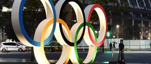 Eine Installation vor dem neuen Nationalstadion in Tokio, dem Hauptschauplatz der Olympischen und Paralympischen Spiele, zeigt die Olympischen Ringe. Das Internationale Olympische Komitee berät laut Medienberichten mit der Weltgesundheitsorganisation über mögliche Impfungen.