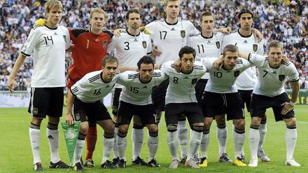 So soll Deutschland spielen: Hier das Mannschaftsfoto. Bitte klicken Sie sich durch unsere Bildergalerie - Spieler für Spieler, von Torwart Neuer bis Stürmer Klose.
