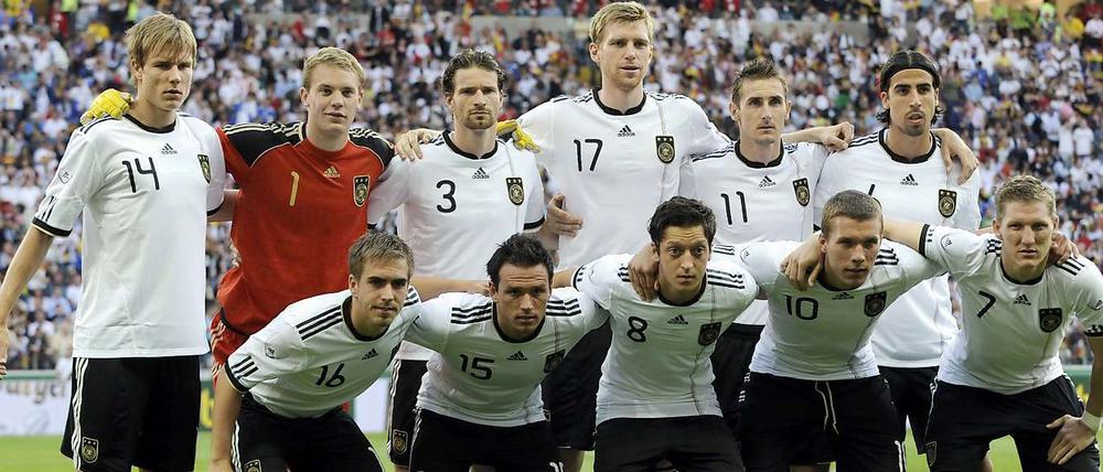 So soll Deutschland spielen: Hier das Mannschaftsfoto. Bitte klicken Sie sich durch unsere Bildergalerie - Spieler für Spieler, von Torwart Neuer bis Stürmer Klose.