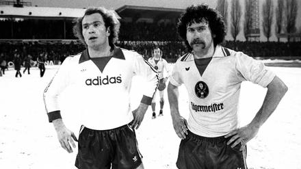 Uli Hoeneß im Trikot der Bayern, Paul Breitner (r.) als Spieler von Eintracht Braunschweig. Das war in der Saison 1977/78. 