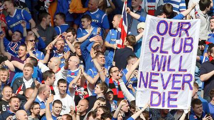 Pfeifen im Walde. Fans der hoch verschuldeten Glasgow Rangers versuchen sich im März 2012 in Aussagesätzen.
