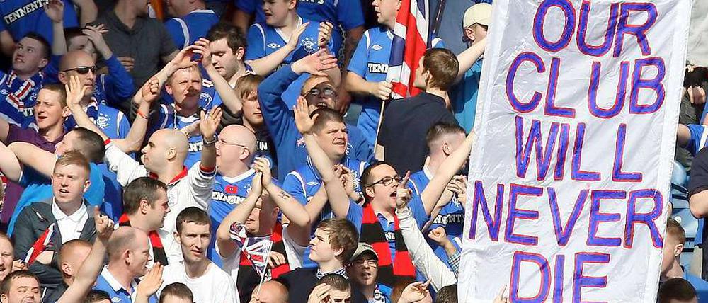 Pfeifen im Walde. Fans der hoch verschuldeten Glasgow Rangers versuchen sich im März 2012 in Aussagesätzen.