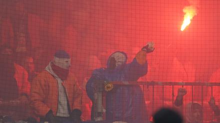 Zuletzt in Hamburg: Rostocker Fans schossen Pyrotechnik sogar gezielt in den St.-Pauli-Block.