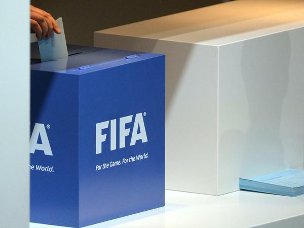Jeder nur ein Kreuz. Die Fifa-Delegierten stimmen in Wahlkabinen über einen neuen Präsidenten ab.