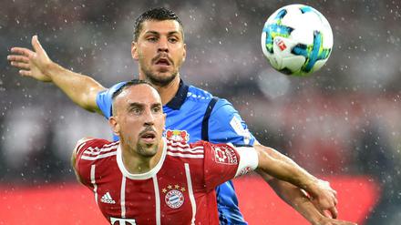 Große Augen. Bayer Leverkusen und Bayern München eröffnen das Fußballjahr 2018.