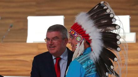 IOC-Präsident Thomas Bach kam bei seiner Charme-Offensive in Buenos Aires auch mit Wilton Littlechild zusammen, einem kanadischen Indianer.