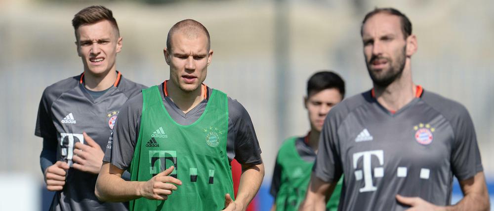 Schwitzen in der Wüste. Holger Badstuber (Zweiter von links) trainiert noch mit dem FC Bayern, ist einem Vereinswechsel aber offenbar nicht abgeneigt. 