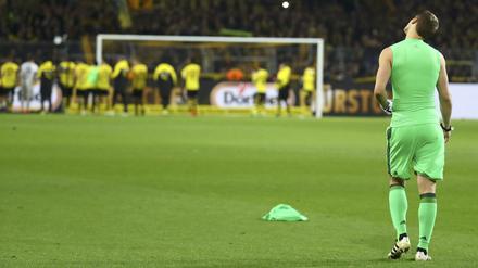 Die Feier der Anderen. Manuel Neuer schaut sich Sieger an.