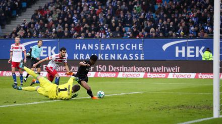Leon Bailey wurschtelt den Ball zum 1:0 für Leverkusen ins HSV-Tor.
