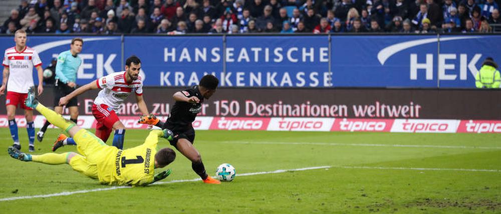 Leon Bailey wurschtelt den Ball zum 1:0 für Leverkusen ins HSV-Tor.