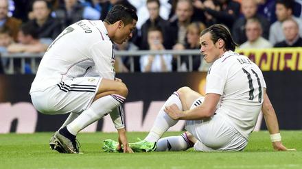 Schreckmoment: Gareth Bale liegt verletzt am Boden, Teamkollege Cristiano Ronaldo erkundigt sich.