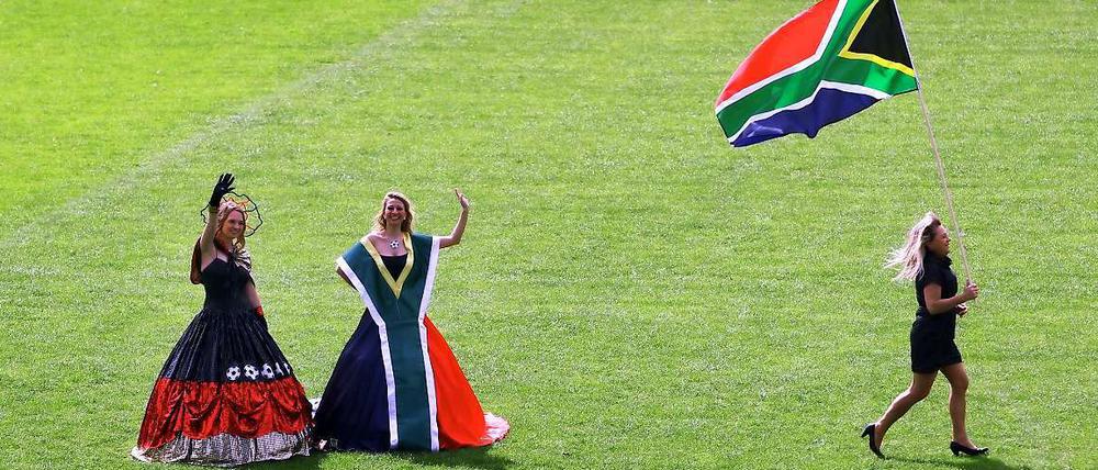 Flaggen flattern für den südafrikanischen Traum. Das Land freut sich auf die erste Fußball-WM auf afrikanischen Boden.