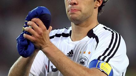 Tränen im Sommermärchenwald: Nach dem Halbfinal-Aus gegen Italien weint Ballack im Dortmunder Flutlicht. Auch bei der Heim-WM blieb ihm der Final-Einzug versagt.