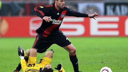Leverkusens Michael Ballack im Zweikampf mit Sebastian Blanco von Europa-League-Gegner Metalist Charkow.