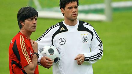 Ehemalige Partner in der Nationalmannschaft: Nach dem von Löw verkündeten Abschied aus der Nationalelf greift Ballack den Bundestrainer scharf an.