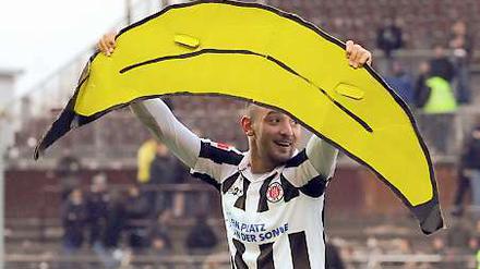 Alles Banane. St. Paulis Deniz Naki jubelt 2011 mit einer Nachbildung, als Andeutung an ein voriges Spiel, bei dem die Fans Bananen aufs Spielfeld geworfen hatten. 