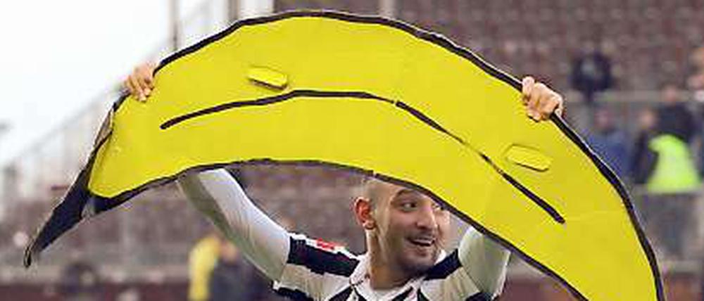 Alles Banane. St. Paulis Deniz Naki jubelt 2011 mit einer Nachbildung, als Andeutung an ein voriges Spiel, bei dem die Fans Bananen aufs Spielfeld geworfen hatten. 