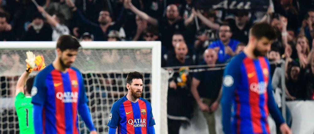 Die Spieler des FC Barcelona verließen das Juventus Stadium mit hängenden Köpfen.