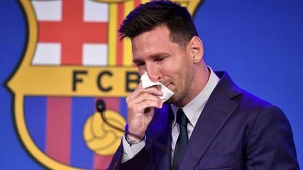 Bevor Lionel Messi die Pressekonferenz beginnt, kommen ihm schon die Tränen. 