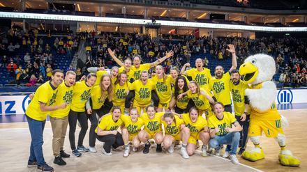 So sehen Aufsteigerinnen aus. Albas Basketballerinnen nach dem Sieg gegen die Rhein-Main Baskets.