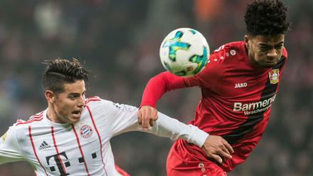 Bayerns James Rodriguez (l) und Wendell von Leverkusen bei einem Duell um den Ball am 18. Spieltag.