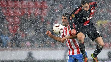 Viel Schnee, nicht ganz so viel Fußball bekamen die Zuschauer am Donnerstag zwischen Bayer Leverkusen und Atletico Madrid zu sehen. Im Bild setzt sich Hanno Balitsch (r.) im Kopfballduell gegen seinen spanischen Kontrahenten Raul Garcia durch.