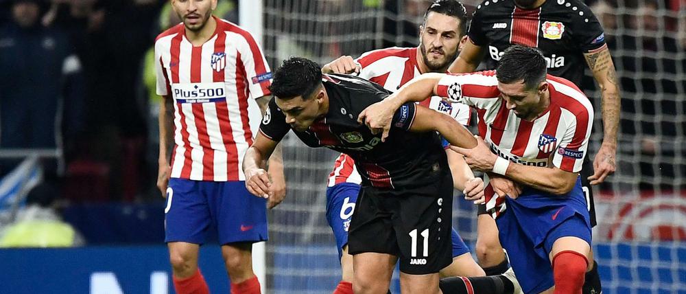 Aufgehalten: Für Nadiem Amiri und Bayer Leverkusen wird es mit dem Weiterkommen in der Champions League nach der Niederlage bei Atlético Madrid eng.