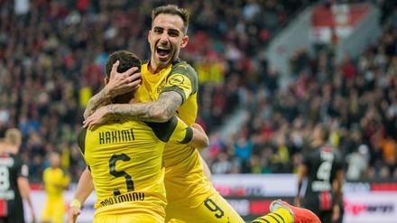 Dortmunds Paco Alcacer (r) bejubelt sein Tor zum 3:2 mit Achraf Hakimi.