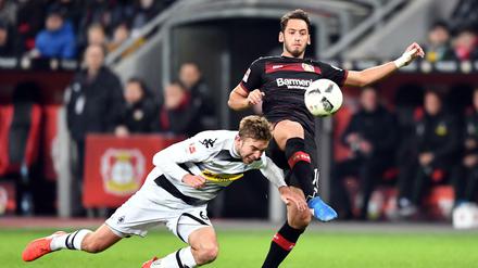 Hakan Calhanoglu (r.) wird Leverkusen vier Monate fehlen.
