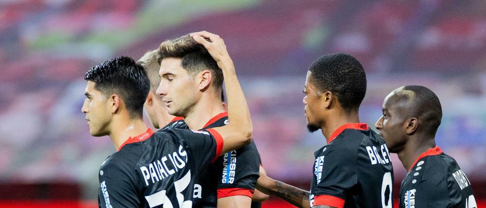Streicheleinheiten für den Torschützen: Lucas Alario brachte Leverkusen per Elfmeter in Führung.