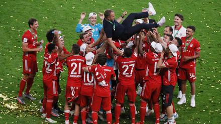 Hoch soll er leben: Die Bayern-Profis feiern ihren Trainer Hansi Flick.