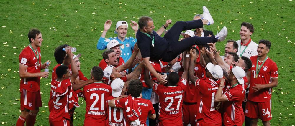 Hoch soll er leben: Die Bayern-Profis feiern ihren Trainer Hansi Flick.