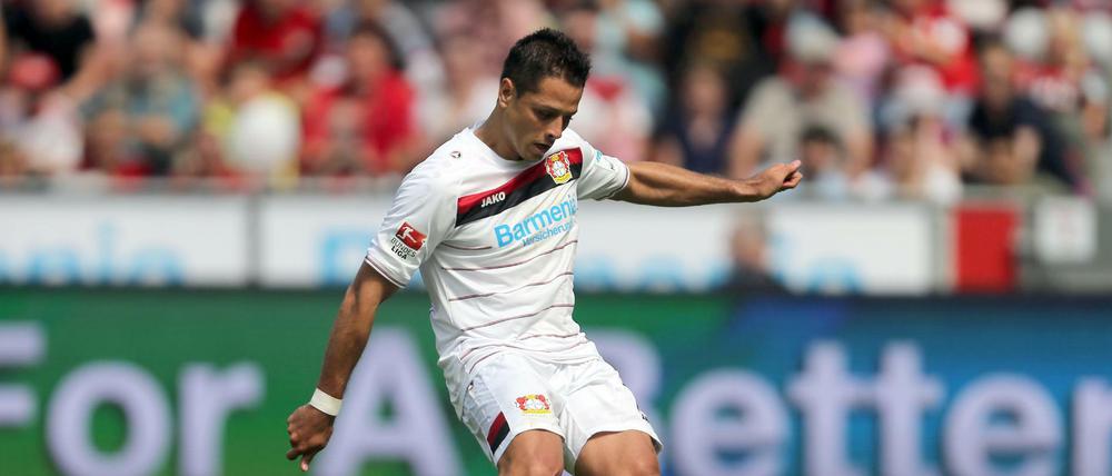 Klein und gut: Chicharito von Leverkusen trifft den Elfmeter zum 2:0 im Testspiel gegen Real Sociedad.