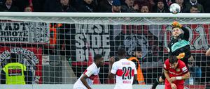 Ins eigene Tor. Stuttgarts Torwart Fabian Bredlow machte beim 1:0 für Leverkusen eine unglückliche Figur.