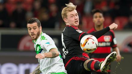 Leverkusens Julian Brandt (r) und Wolfsburgs Vieirinha kämpfen um den Ball. 