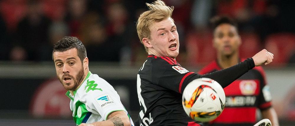 Leverkusens Julian Brandt (r) und Wolfsburgs Vieirinha kämpfen um den Ball. 