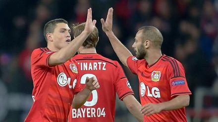 Hand drauf: Leverkusens Torschütze Kyriakis Papadopoulos (links) und Ömer Toprak feiern den Sieg.