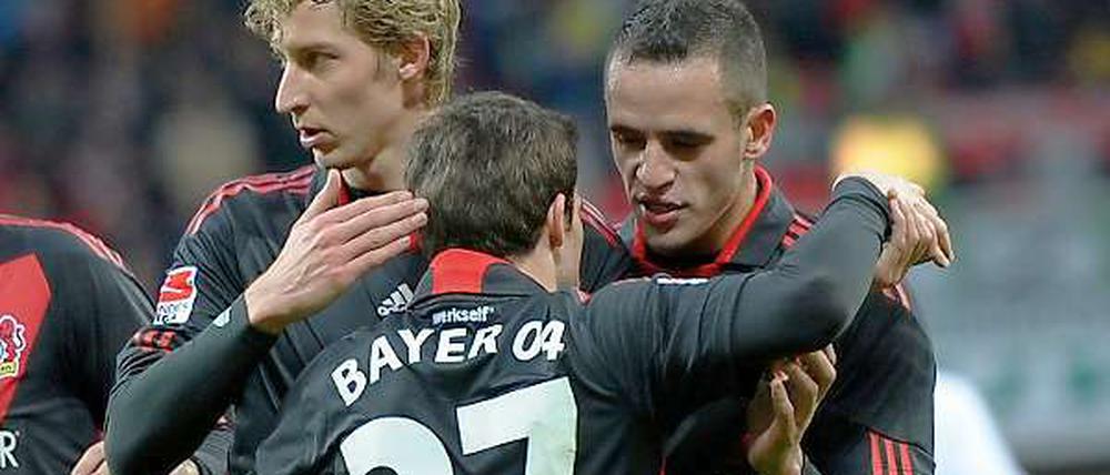 Stefan Kießling (l.) erzielte beim 4:1-Sieg gegen den FC Augsburg zwei Tore, Gonzalo Castro (v.) steuerte ebenfalls einen Treffer bei.