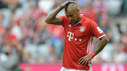Münchens Arturo Vidal kann offenbar nicht verstehen, warum die Bayern Köln nicht bezwingen.