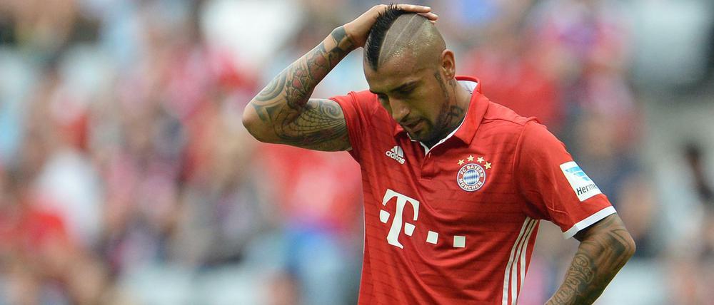 Münchens Arturo Vidal kann offenbar nicht verstehen, warum die Bayern Köln nicht bezwingen.