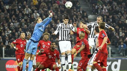 Manuel Neuer klärt vor Angreifer Morata.
