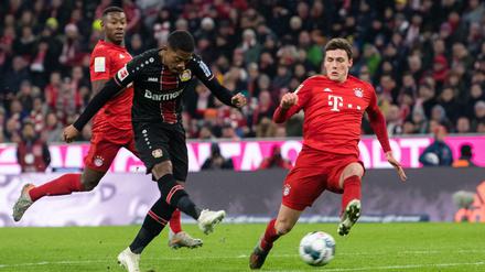 Früher Schock für die Bayern. Leon Bailey (M) von Leverkusen trifft zum 0:1. Benjamin Pavard (r) und David Alaba vom FC Bayern München können den Ball nicht mehr abwehren. 