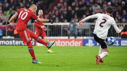 Ein Schuss, ein Tor, der Robben. Bayerns Nummer 10 zieht ab und trifft zum 2:0.