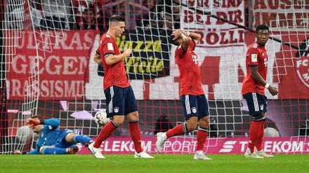 Die Münchner Niklas Süle, Thiago und David Alaba (von links) verzweifeln schon nach dem Tor zum 0:2 gegen Gladbach.